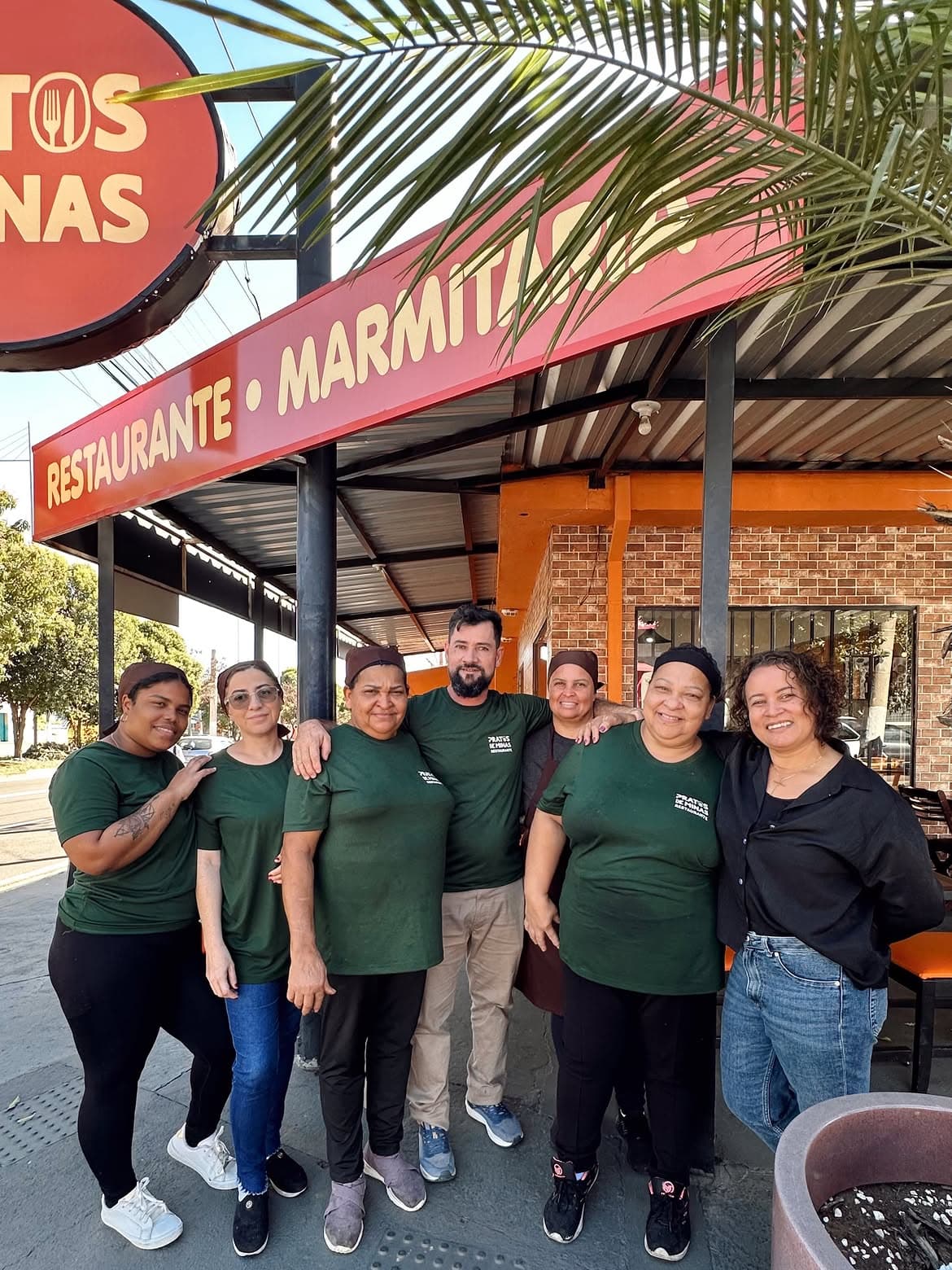 Equipe do Pratos de Minas em frente ao restaurante