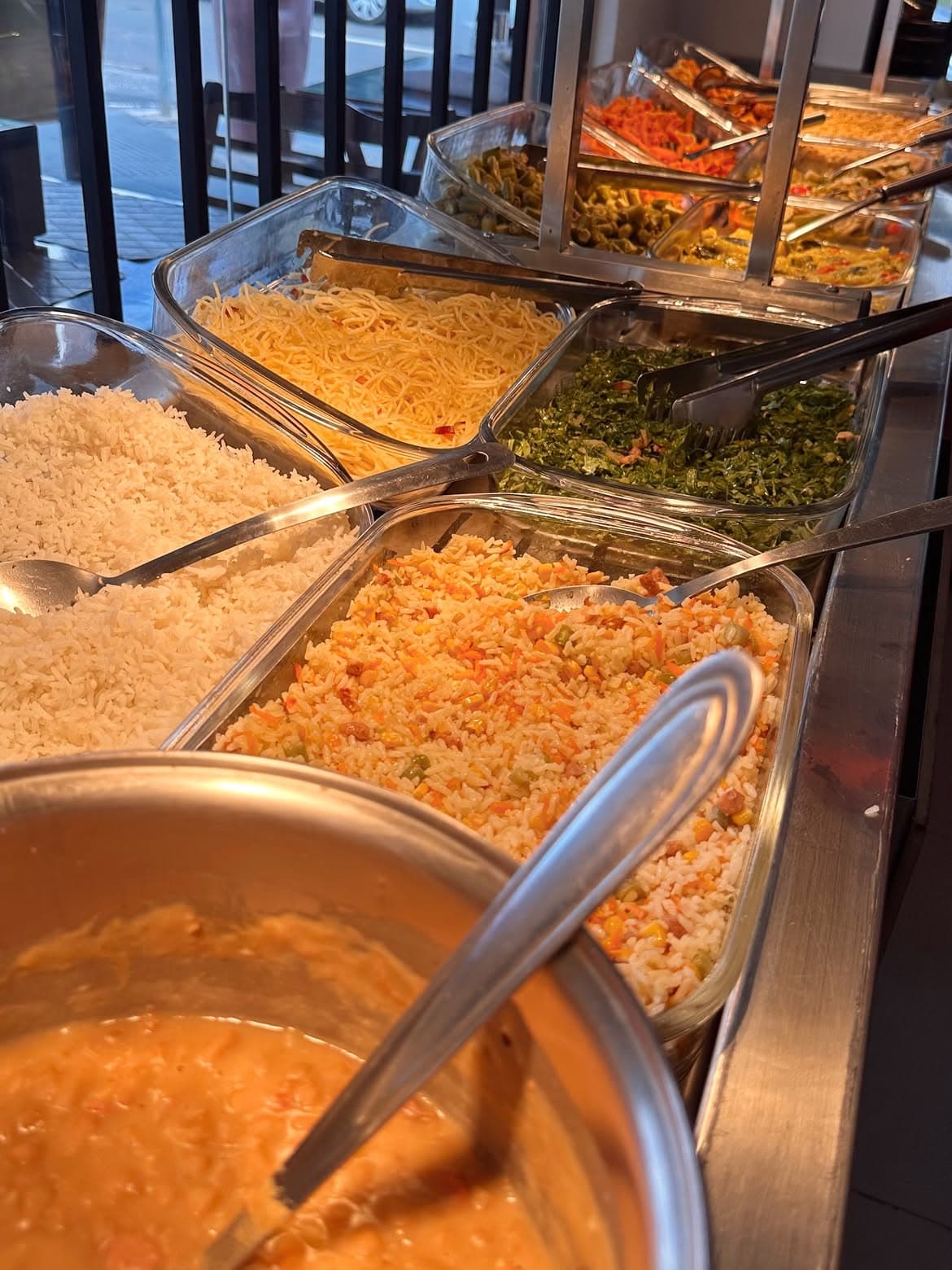 Buffet do Pratos de Minas com arroz, feijão, macarrão e acompanhamentos
