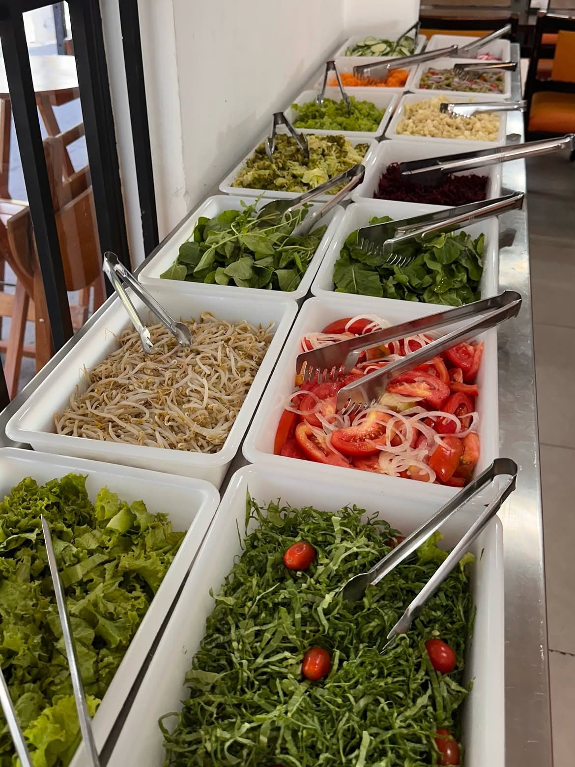 Mesa de saladas do Pratos de Minas: alface, rúcula, tomate e mais